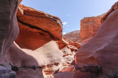 Çölde güzel bir jeolojik oluşum, renkli kumtaşı kanyon yürüyüş rotası, İsrail 'in Negev çölünde Kızıl Kanyon.