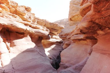 Çölde güzel bir jeolojik oluşum, renkli kumtaşı kanyon yürüyüş rotası, İsrail 'in Negev çölünde Kızıl Kanyon.