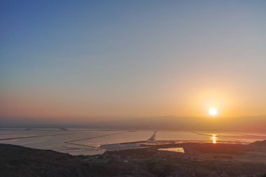 Deniz seviyesinin altında, dünyanın en düşük tuzlu gölünde gün doğumu. Ölü deniz, lüks tatil beldesi yakınlarındaki minerallerle dolu. Ein Bokek, tıbbi tedavi, iklim tedavisi, talasoferapi ve helyoterapi için mükemmel bir yer..