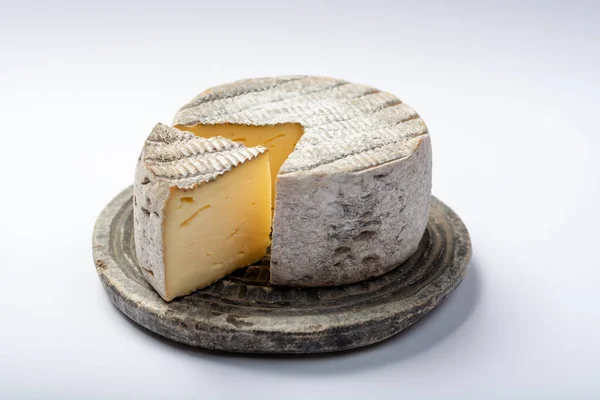 圆形成熟的法国番茄奶酪 有一块切碎的灰色石板 闭合在一起 — 图库照片