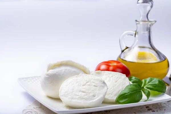 Miękki Biały Włoski Ser Bawół Mozzarella Podawany Świeżymi Pomidorami Oliwą — Zdjęcie stockowe