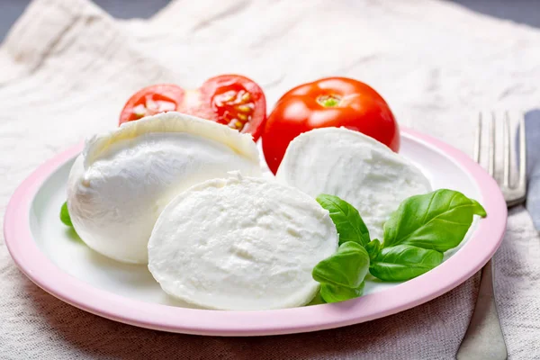 Mjuk Vit Italiensk Ost Mozzarella Buffel Serveras Med Färsk Tomat — Stockfoto