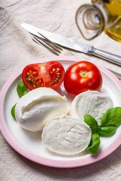 Mjuk Vit Italiensk Ost Mozzarella Buffel Serveras Med Färsk Tomat — Stockfoto