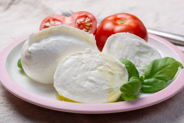 Jemný Bílý Italský Sýr Mozzarella Buvolí Podávaný Čerstvými Rajčaty Zelenými — Stock fotografie