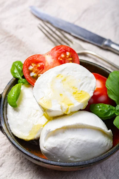 Який Білий Італійський Сир Mozzarella Buffalo Подають Свіжим Томатом Зеленим — стокове фото