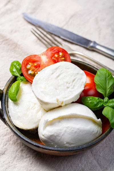 Buffle Mozzarella Fromage Blanc Tendre Servi Avec Tomate Fraîche Feuilles — Photo