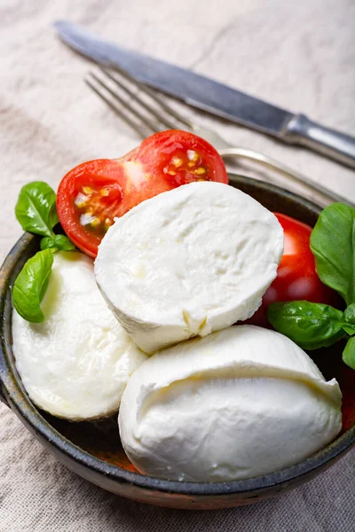 Buffle Mozzarella Fromage Blanc Tendre Servi Avec Tomate Fraîche Feuilles — Photo