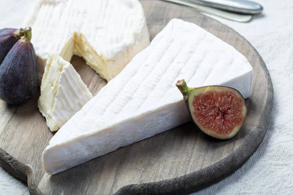 两片法国软奶酪Brie和Camembert 带有白色霉菌和浓郁的香气 与新鲜成熟的无花果紧密相连 — 图库照片