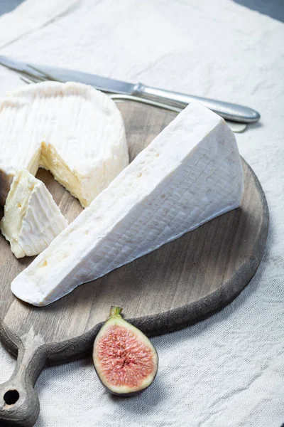 两片法国软奶酪Brie和Camembert 带有白色霉菌和浓郁的香气 与新鲜成熟的无花果紧密相连 — 图库照片