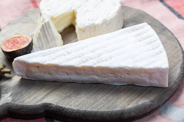 Due Pezzi Formaggi Morbidi Francesi Brie Camembert Con Muffa Bianca — Foto Stock