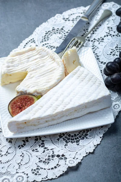 Dos Piezas Quesos Blandos Franceses Brie Camembert Con Moho Blanco — Foto de Stock