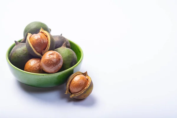 Raccolta Fresca Noci Macadamia Noci Macadamia Verde Guscio Vicino Isolate — Foto Stock