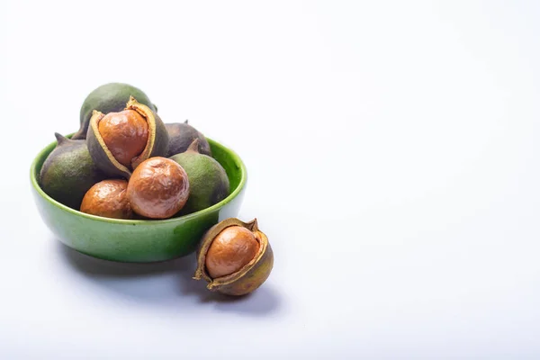 Raccolta Fresca Noci Macadamia Noci Macadamia Verde Guscio Vicino Isolate — Foto Stock