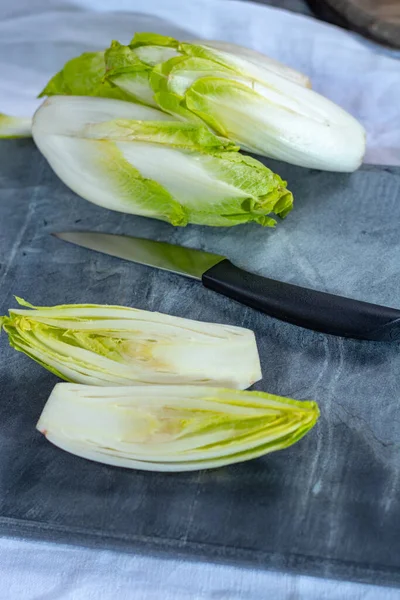 新鮮な生の緑のベルギーのエンダイブやヒトリー野菜のグループは 近くのサラダのウィットとして知られています — ストック写真