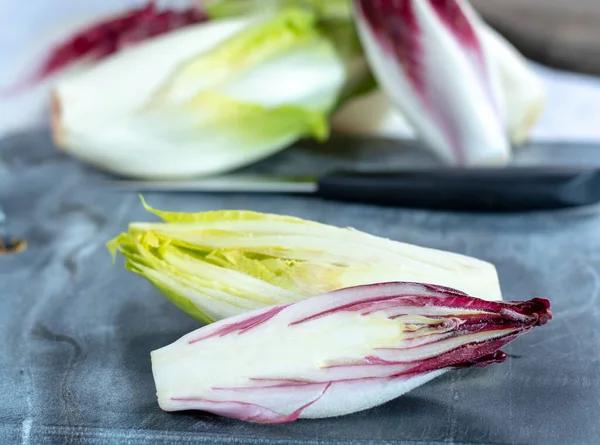 新鮮な緑のベルギーのエンダイブやチコリと赤ラディッキオの野菜のグループは 近くのサラダの野生として知られています — ストック写真