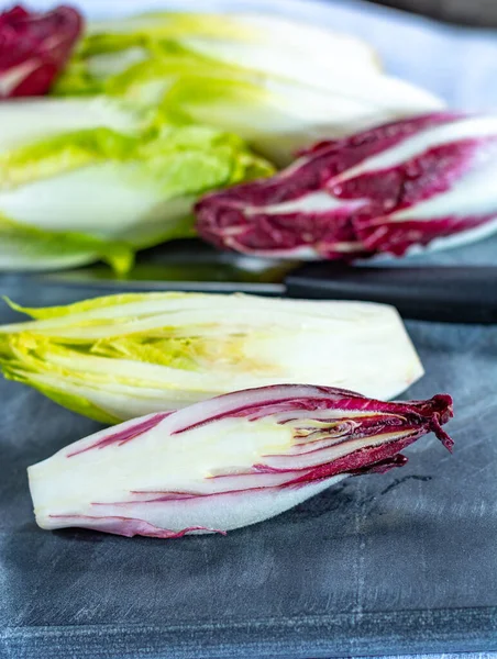 新鮮な緑のベルギーのエンダイブやチコリと赤ラディッキオの野菜のグループは 近くのサラダの野生として知られています — ストック写真