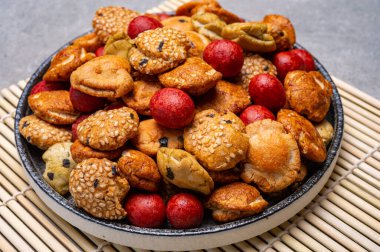 Lezzetli Asya vejetaryen aperatifleri, çıtır pirinç ve Japonya 'dan gelen çerezler kasede.