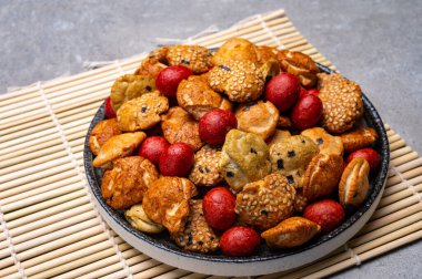 Lezzetli Asya vejetaryen aperatifleri, çıtır pirinç ve Japonya 'dan gelen çerezler kasede.