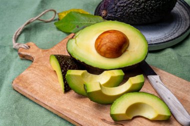 Sağlıklı yemek, Peru 'dan taze olgun hass avokado meyvesi.
