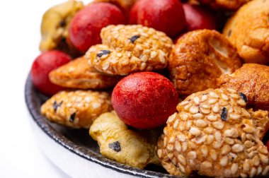 Lezzetli Asya vejetaryen aperatifleri, çıtır çıtır pirinçli, fındıklı aperatifler...