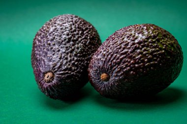 Sağlıklı yemek, Peru 'dan taze olgun hass avokado meyvesi.