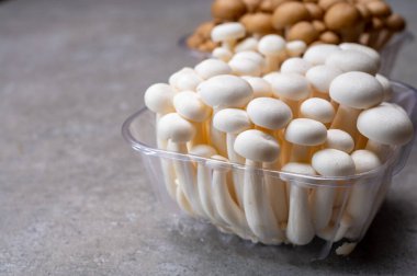 Asya 'dan taze pişmemiş ona kahverengisi ve bunapi beyazı yenebilir mantar, umami tadım bileşikleri bakımından zengin, örneğin guanyum ve glutamik asit.