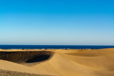 Maspalomların sarı kumlu kumulları ve mavi Atlantik Okyanusu, Büyük Kanarya, Kanarya Adaları, İspanya
