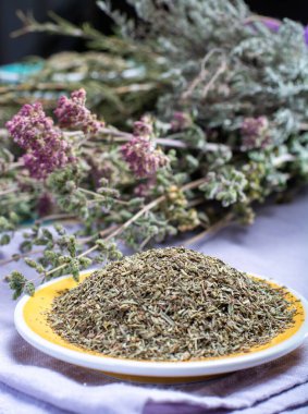 Herbes de Provence, tipik olarak Provence bölgesinde yetişen kurutulmuş otların karışımı, genellikle lezzetli, marjoram, biberiye, kekik, kekik, lavanta yaprağı içerir, ızgara yiyecek ve güveçte kullanılır, yakın plan