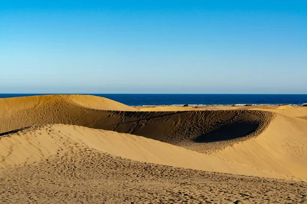 Пейзаж Желтыми Песчаными Дюнами Маспаломас Голубым Атлантическим Океаном Гран Канария — стоковое фото