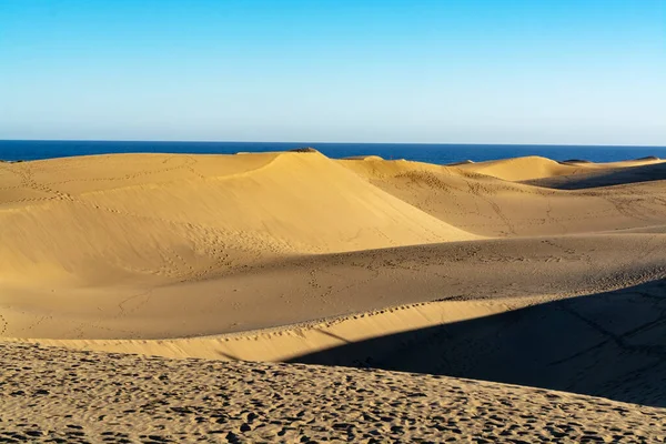 マスパロマスと青い大西洋の黄色の砂丘の風景 グラン カナリア諸島 カナリア諸島 スペイン — ストック写真