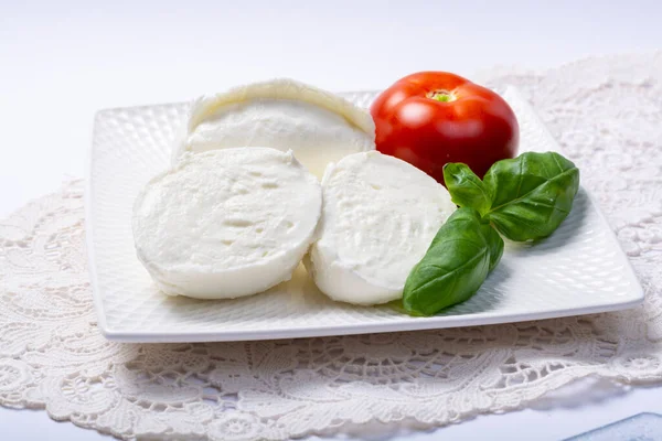 Miękki Biały Włoski Ser Bawół Mozzarella Podawany Świeżymi Pomidorami Zielonymi — Zdjęcie stockowe