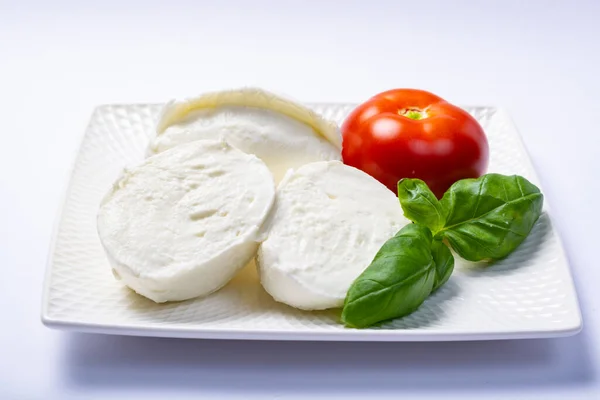 Miękki Biały Włoski Ser Bawół Mozzarella Podawany Świeżymi Pomidorami Zielonymi — Zdjęcie stockowe