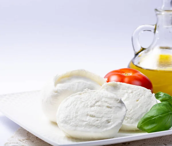 Miękki Biały Włoski Ser Bawół Mozzarella Podawany Świeżymi Pomidorami Oliwą — Zdjęcie stockowe