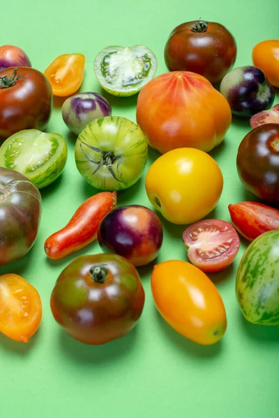Flerfärgat Sortiment Franska Färska Mogna Tomater Grönt Bord Närbild Kopia — Stockfoto