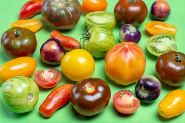 Flerfärgat Sortiment Franska Färska Mogna Tomater Grönt Bord Närbild — Stockfoto