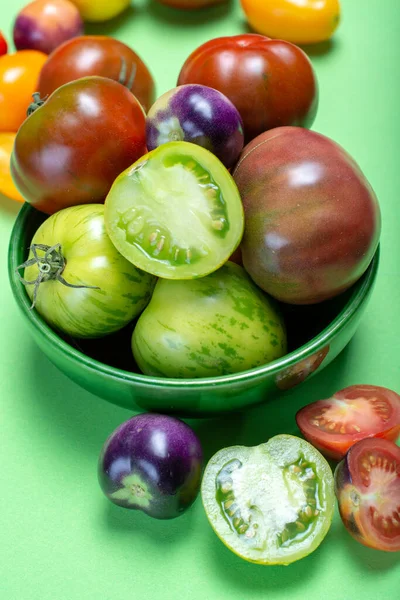 Assortiment Multicolore Tomates Fraîches Mûres Françaises Sur Table Verte Close — Photo