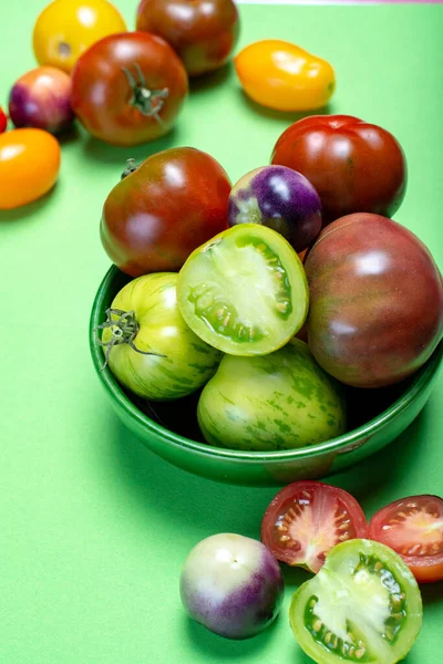 Flerfärgat Sortiment Franska Färska Mogna Tomater Grönt Bord Närbild — Stockfoto