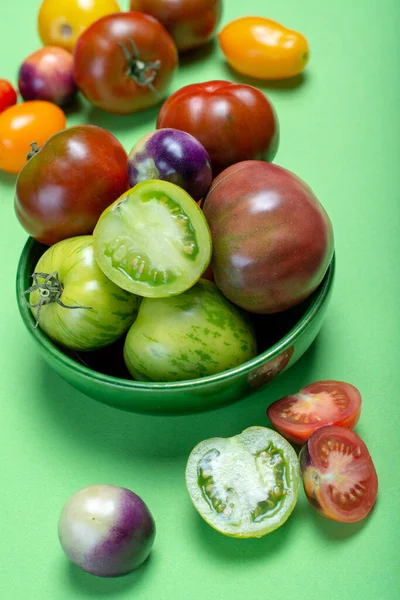 Assortiment Multicolore Tomates Fraîches Mûres Françaises Sur Table Verte Close — Photo