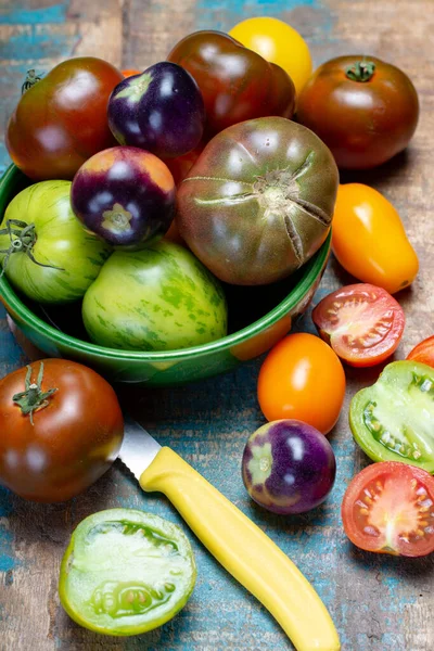 Variedade Multicolorida Tomates Maduros Frescos Franceses Mesa Madeira Azul Close — Fotografia de Stock