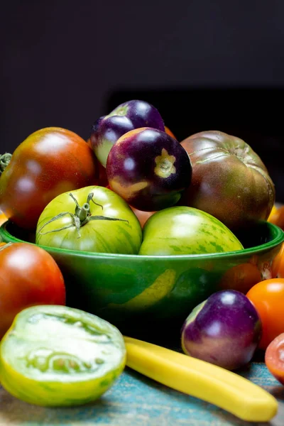 Flerfärgat Sortiment Franska Färska Mogna Tomater Blå Träbord Närbild Mörk — Stockfoto