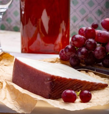 Geleneksel İspanyol peyniri, kırmızı şarapla yıkanmış keçi sütünden bir parça Murcia şarabı peyniri, taze üzümlerle servis edilir.