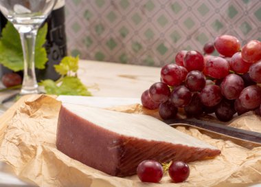 Geleneksel İspanyol peyniri, kırmızı şarapla yıkanmış keçi sütünden bir parça Murcia şarabı peyniri, taze üzümlerle servis edilir.