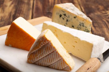 Dört Fransa peyniri, krem peynir, marcaire, Aziz Paulin ve mavi Auvergne peyniri ile servis edilen taze üzümlerle servis edilen bir tabak.