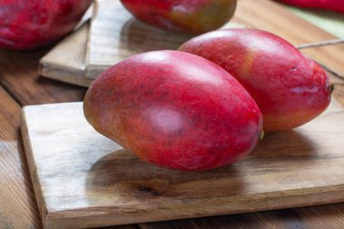 Hindistan, Pakistan ve Filipinler 'in ulusal meyveleri tropikal organik kırmızı mango yemeye hazır.