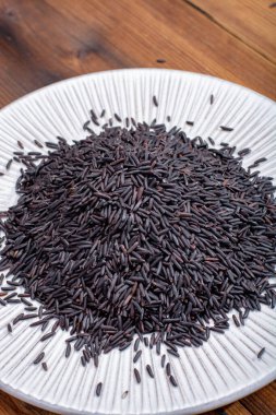 Uzun, siyah, pişmemiş organik pirinç. Yakın plan.