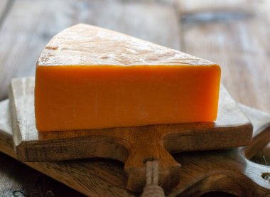 Somerset 'in İngiliz köyü Çedar' dan gelen parlak sarı, sert peynirli çedar peyniri.