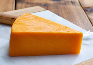 Somerset 'in İngiliz köyü Çedar' dan gelen parlak sarı, sert peynirli çedar peyniri.