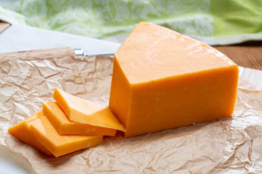 Somerset 'in İngiliz köyü Çedar' dan gelen parlak sarı, sert peynirli çedar peyniri.