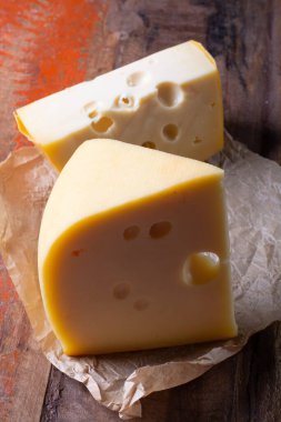 İsviçre usulü Hollanda peyniri, inek sütünden, Maasdam 'dan ya da maasdammer peynirinden yapılır.