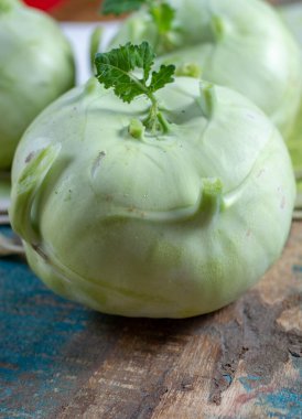 Olgun organik taze lahana kohlrabi, diyet sağlıklı sebze yakın plan.